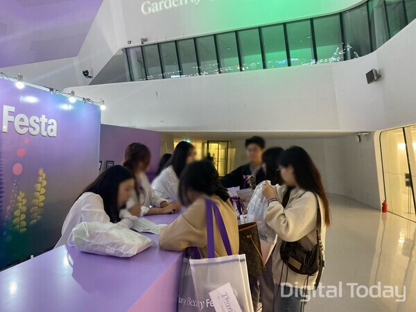 선물 수령대. [사진: 디지털투데이 손슬기 기자]