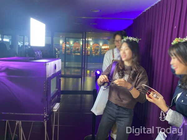 컬리 뷰티 페스타에서 관람객들이 즉석 사진을 찍고 있다. [사진: 디지털투데이 손슬기 기자]