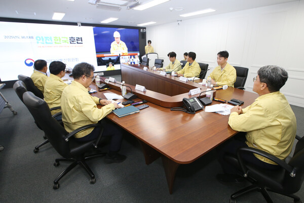 방송미디어통신위원회는 31일  정부과천청사에서 '2025년 재난대응 안전한국훈련' 일환으로 방송재난 대응 합동 훈련을 실시하는 모습. [사진: 방미통위]