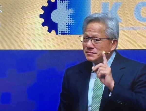 젠슨 황 엔비디아 CEO가 'APEC CEO 서밋 2025'에서 특별 연설을 하고 있다. [사진: 석대건 기자]