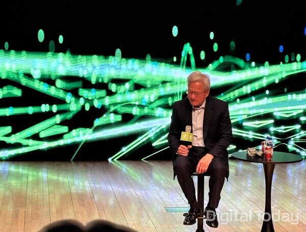 젠슨 황 엔비디아 CEO가 답변하기 전 고민에 빠져 있다. [사진: 석대건 기자]