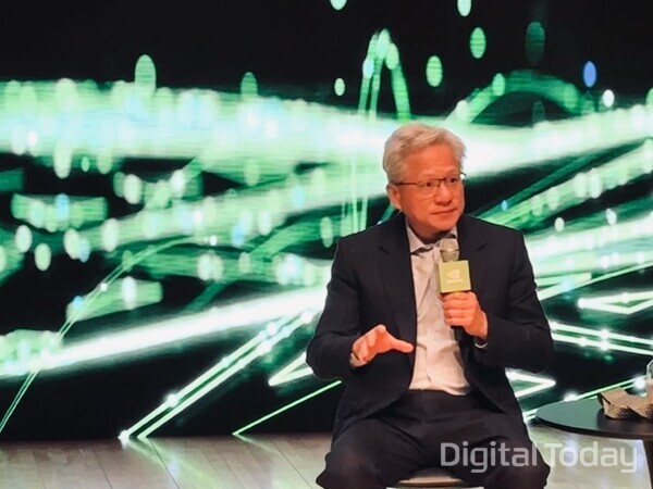 젠슨 황 CEO가 31일 경주 예술의전당 원화홀에서 열린 기자간담회에서 "엔비디아의 비즈니스가 내년 수천억 달러 규모가 될 것"이라고 밝혔다. [사진: 석대건 기자]