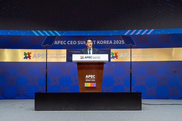 오경석 대표가 29일 경주 APEC CEO 서밋에서 기조연설하는 모습. [사진: 두나무]