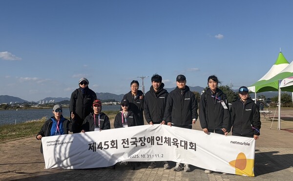 (왼쪽부터) 이봉희 선수, 전숭보 선수, 임효신 선수, 한은지 선수, 이승주 선수, 강이성 선수, 배지인 선수, 강현주 선수가 기념사진을 촬영하고 있다. [사진: 넷마블]