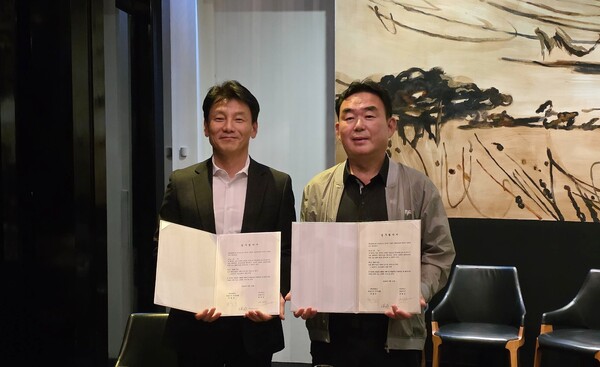 '네오위즈 X 강원랜드 슬롯 소프트웨어 공급 계약' 체결식에 참석한 배태근 네오위즈 대표(왼쪽)와 최철규 강원랜드 대표이사가 사진 촬영을 하고 있다. [사진: 네오위즈]