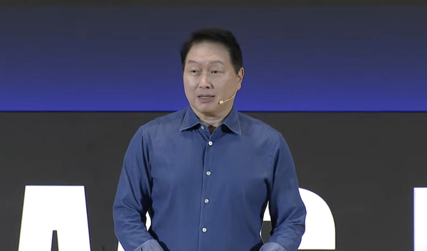 최태원 SK 그룹 회장이일 서울에서 열린 SK AI 서밋 키노트에서 발표하고 있다. [사진: SK]