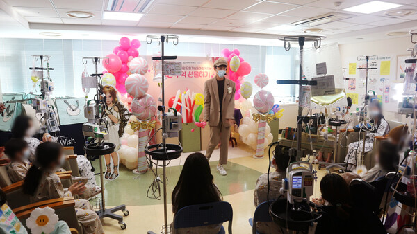 펄어비스가 '검은사막', '검은사막 모바일' 모험가와 함께한 글로벌 나눔 이벤트를 통해 난치병으로 투병 중인 서울아산병원 환아들과 특별한 추억을 나눴다고 3일 밝혔다. [사진: 펄어비스]