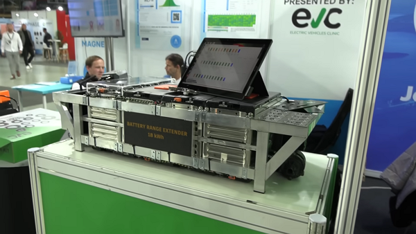 EV 클리닉이 전기차 주행거리를 늘리는 혁신적인 배터리를 공개했다. [사진: 비욘 놀란 유튜브]