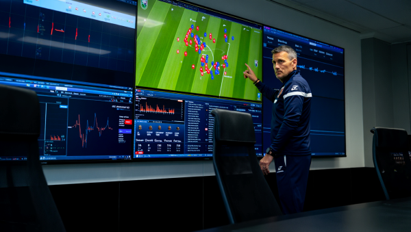 축구 감독이 챗GPT만으로 전술을 짠다면 어떤 일이 일어날까? 한 감독이 이를 실현해 화제가 되고 있다 [사진: Reve AI]