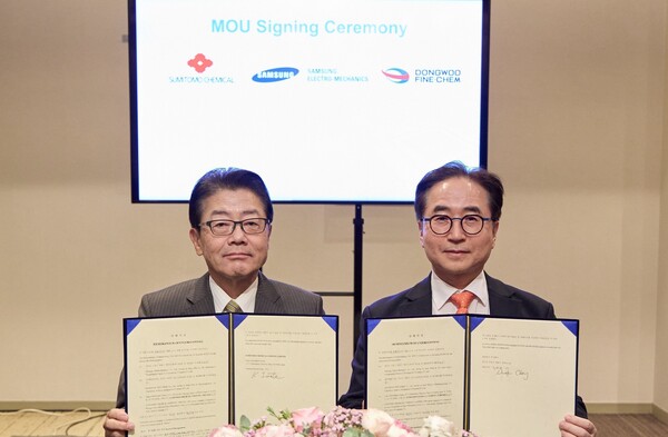 (왼쪽부터) 스미토모화학 이와타 케이이치 회장, 삼성전기 장덕현 사장 [사진: 삼성전기]