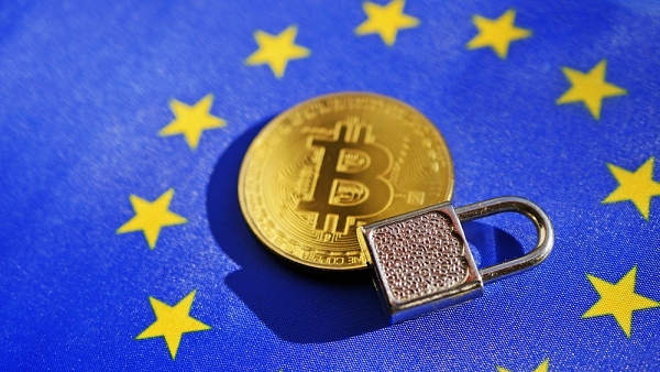 유럽연합(EU)이 중앙집중형 암호화폐 규제를 추진하며 업계의 반발을 사고 있다 [사진: 셔터스톡]