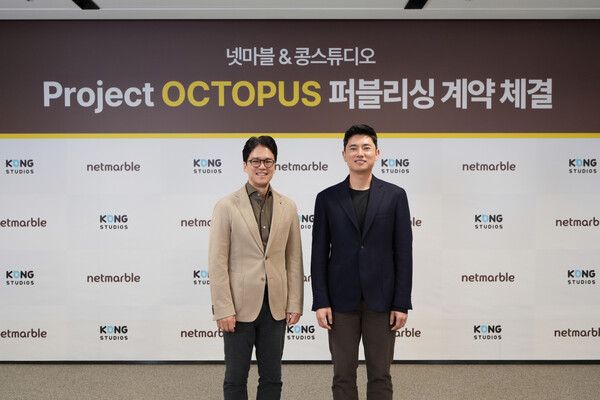 김병규 넷마블 대표(왼쪽)와 석광원 콩스튜디오 대표가 기념사진을 촬영하고 있다. [사진: 넷마블]