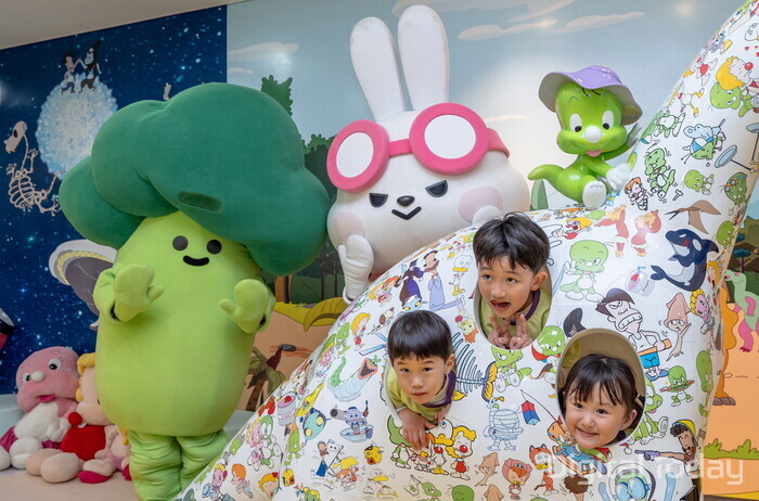 KB금융 스타프렌즈 캐릭터와 어린이 관람객들이 지난 10월 16일 서울 도봉구 둘리뮤지엄에서 진행된 문화의 날, 별과 함께 날다 이벤트에 참여하고 있다. [사진: KB금융그룹]