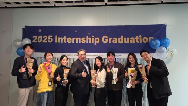 권오형 퀄컴 APAC 대표(왼쪽에서 네번째)와 서울형 청년인턴 직무캠프 참가 인턴  [사진: 퀄컴]