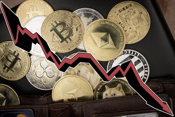 암호화폐 시장은 변동성이 극대화되며 고위험 거래자들이 큰 손실을 입고 있다. [사진: 셔터스톡]