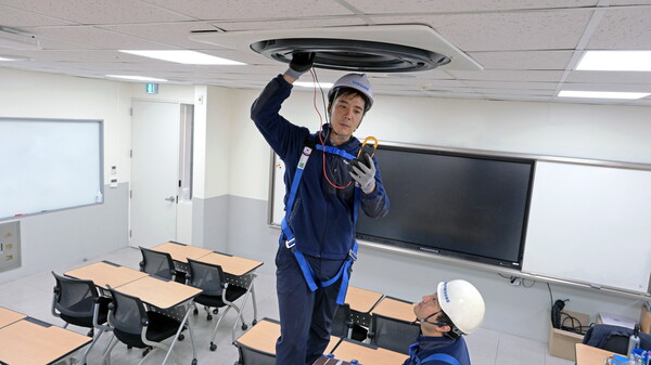 삼성전자서비스 직원이 수능 고사장의 삼성전자 시스템에어컨 사전 점검을 진행하고 있다. [사진: 삼성전자]