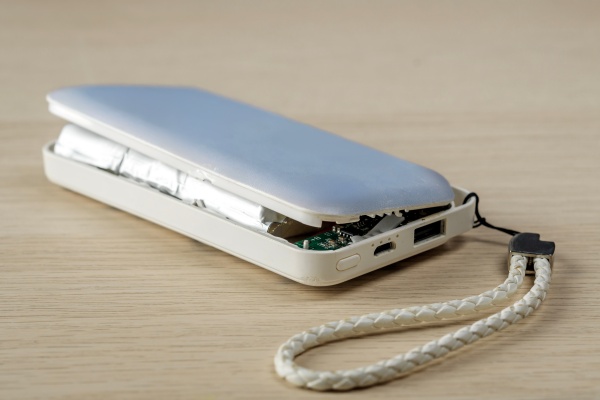  보조배터리는 일상 필수품이지만, 안전 점검을 소홀히 하면 심각한 사고로 이어질 수 있다. [사진: 셔터스톡]