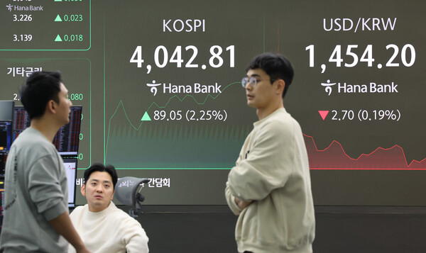 10일 오전 서울 중구 하나은행 본점 딜링룸 현황판에 코스피, 원/달러 환율이 표시돼 있다. 이날 코스피는 상승 출발해 개장 직후 4000선을 재돌파했다. 코스피는 이날 오전 9시 3분 현재 전장보다 59.79포인트(1.51%) 오른 4013.55에 거래되고 있다. [사진: 연합뉴스]