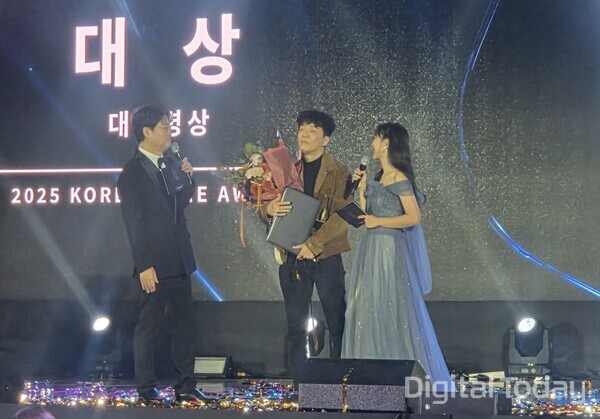 김동건 데브캣 대표가 '마비노기 모바일'의 대상 수상 소감을 말하고 있다. [사진: 이호정 기자]