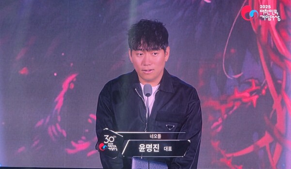 윤명진 네오플 대표가 '퍼스트 버서커: 카잔'의 최우수상 수상 소감을 말하고 있다. [사진: 이호정 기자]