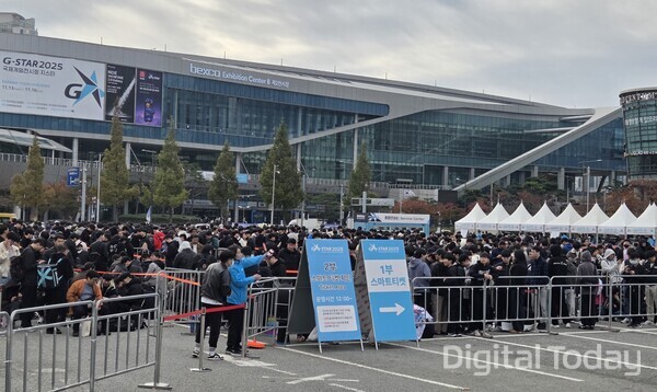 지스타2025 입장을 기다리는 관람객들 [사진: 이호정 기자]