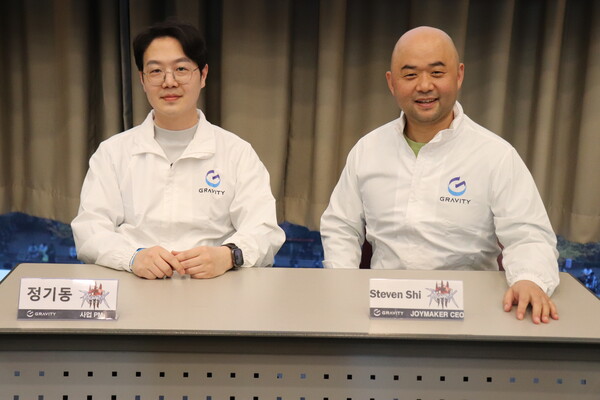 정기동 그라비티 사업PM(왼쪽)이 부산 벡스코에서 열린 '지스타 2025' 그라비티 타이틀 합동 인터뷰에서 기념촬영 하고 있다. [사진: 그라비티]