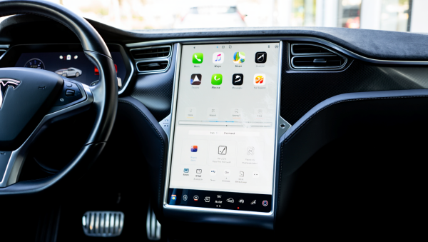 일론 머스크가 반대 입장을  고수해 온 '테슬라 카플레이 도입'을 검토하고 있다는 소식이 전해졌다. [사진: Reve AI]