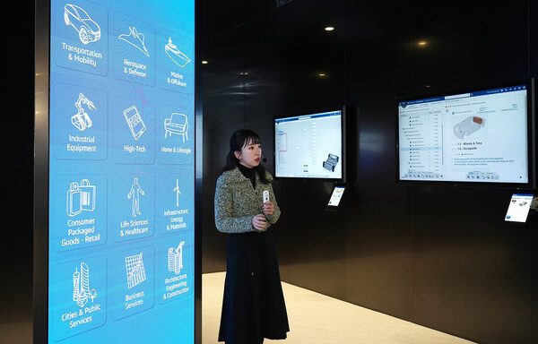 김현진 다쏘시스템코리아 다쏘시스템코리아 3DEC 센터장이 미디어들을 상대로 3D 익스피리언스 플랫폼에 대해 소개하고 있다.