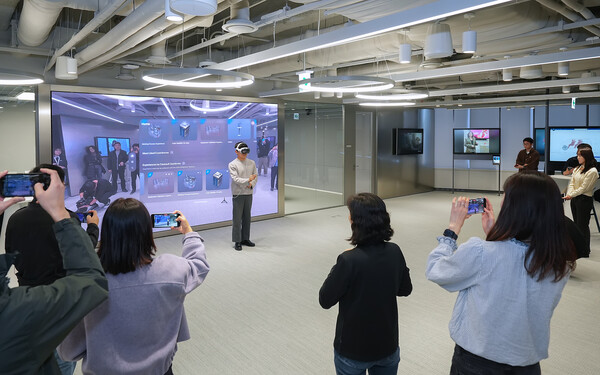 다쏘시스템코리아 백강민 파트너는 비전 프로에 탑재된 3D 라이브를 직접 시연하고 있다.