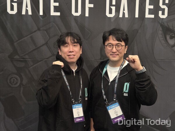 정명근 리트레일 아트디렉터(왼쪽)와 박찬혁 리트레일 기획팀장이 14일 지스타 현장에서 진행된 간담회 이후 기념사진을 촬영하고 있다. [사진: 이호정 기자]