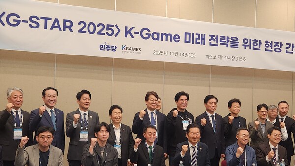 (첫줄 왼쪽 세 번째부터) 조영기 한국게임산업협회장과 정청래 더불어민주당 대표, 박병무 엔씨소프트 공동대표와 참석자들이 14일 국내 최대 게임쇼 '지스타 2025'가 열리고 있는 부산 벡스코에서 간담회를 열고 화이팅을 외치고 있다. [사진: 게임기자단]