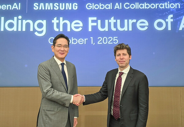 이재용 삼성전자 회장이 샘 올트먼 오픈AI 대표와 '글로벌 AI 핵심 인프라 구축을 위한 상호 협력 LOI(의향서) 체결식'에서 악수하고 있다. [사진: 삼성전자]