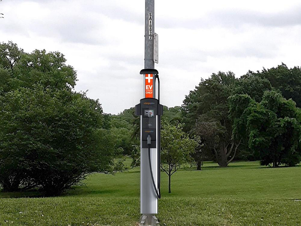 미국에서 가로등을 전기차 충전소로 활용하는 실험이 시작됐다. [사진: 펜실베이니아주립대]