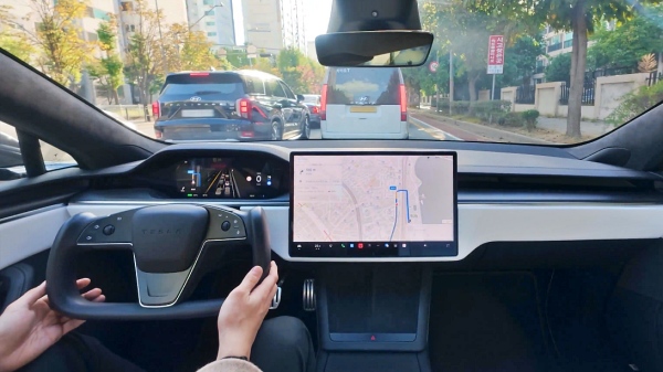 FSD 기능을 이용해 서울 한강 인근 도로를 주행하는 테슬라 차량의 모습 [사진: 테슬라코리아 엑스]