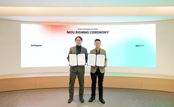 백영훈 스마일게이트 홀딩스 메가포트 부문 대표(왼쪽)와 레 비엣 호아 VTCO CEO가 18일 서울시 강남구 오렌지플래닛에서 업무협약을 체결한 후 기념촬영을 하고 있다. [사진: 스마일게이트]