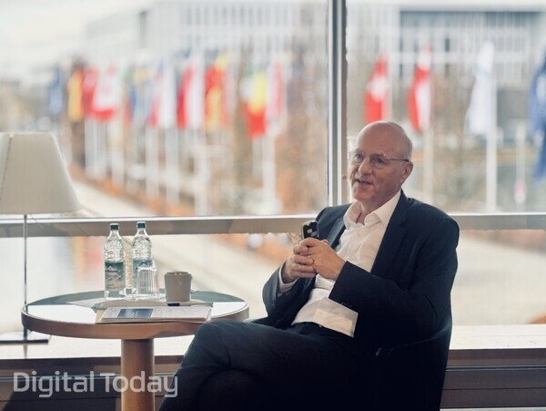 라인하르트 파이퍼(Reinhard Pfeiffer) 메쎄뮌헨 CEO가 프로덕트로니카 2025 개막에 앞서 미디어컨퍼런스에서 발언하고 있다. [사진: 석대건 기자]