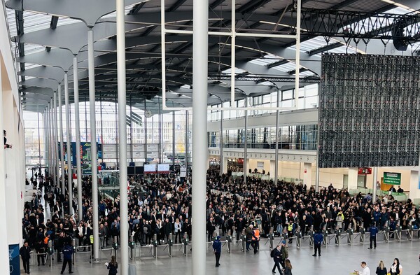 프로덕트로니카 2025 입장을 위해 대기하고 있는 참관객 [사진: 석대건 기자]