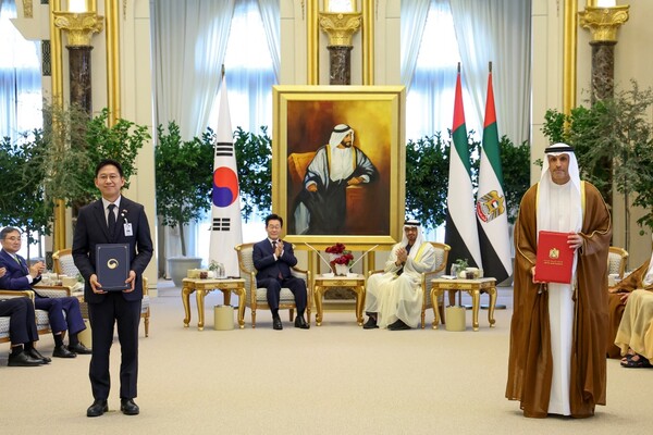 배경훈 부총리 겸 과학기술정보통신부 장관과 아랍에미리트(UAE) 칼둔 아부다비 행정청장이 18일(현지시간) 아부다비 대통령궁에서 이재명 대통령과 무함마드 빈 자이드 알 나흐얀 UAE 대통령이 참석한 가운데 전략적 AI 협력 프레임워크 MOU를 체결한 뒤 기념촬영을 하고 있다.  [사진: 연합뉴스]