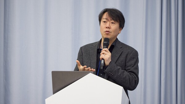 김태윤 SK텔레콤 파운데이션 모델 담당이 개발 중인 AI 모델을 주제로 발표하는 모습. [사진: SKT]