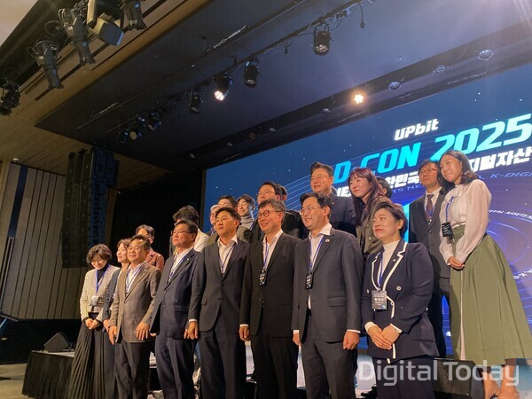 19일 서울 영등포구 페어몬트 앰베서더 서울에서 개최된 업비트 디콘 2025에서 발제 및 토론자들이 기념촬영하고 있다. [사진: 디지털투데이 손슬기 기자]