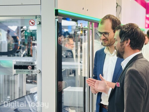 프로덕트로니카 2025에 참가 기업 관계자가 자사 제품을 설명하고 있다. [사진: 석대건 기자]