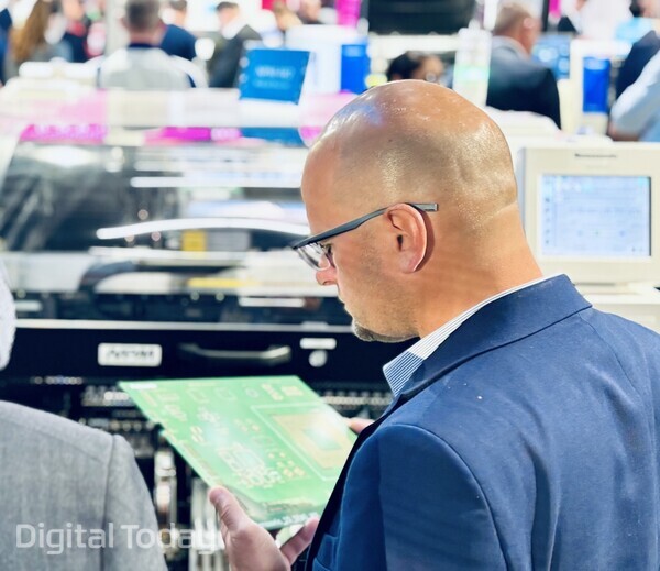 기업 관계자가 제품을 유심히 살펴보고 있다. [사진: 석대건 기자]