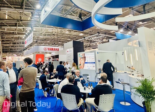 독일 전시회에서는 미팅을 하는 중에도 맥주를 마신다. [사진: 석대건 기자]