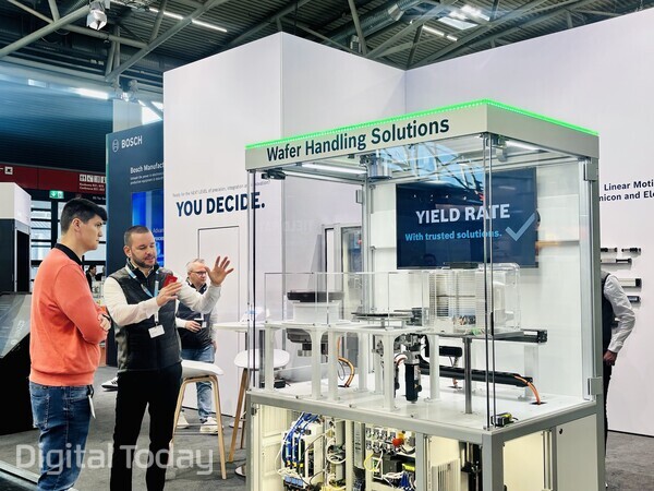 참관객에게 설명을 하고 있는 기업 관계자로 뒤로 보이는 'YOU DECIDE(당신이 결정하다)'라는 문구가 프로덕트로니카를 잘 표현한다. [사진: 석대건 기자]