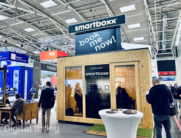 현장 비공개 부스 내부에서는 실제로 계약이 이뤄지고 있었다. [사진: 석대건 기자]