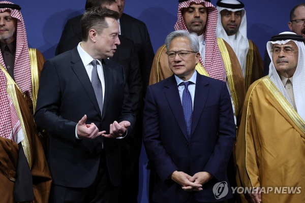 일론 머스크 테슬라 최고경영자(CEO)와 젠슨 황 엔비디아 CEO [사진: AFP 연합뉴스]