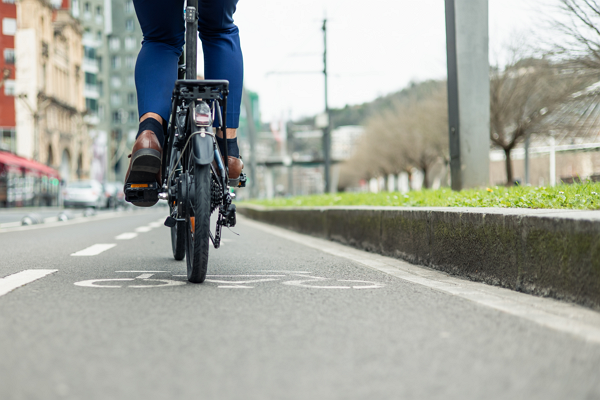 전기 자전거의 속도가 느릴수록 안전하다는 통념이 깨지고 있다. [사진: 셔터스톡]