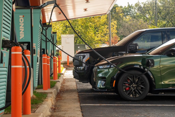 포드가 플러그앤차지 기능을 아이오나 및 자체 충전소에 확대 적용한다. [사진: 포드]