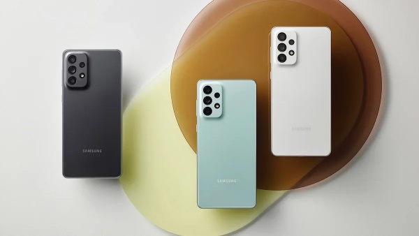 삼성의 갤럭시 A77은 중급 시장에서 강력한 성능을 제공하며 플래그십과 보급형 사이의 균형점을 찾는 모델이 될 가능성이 크다. [사진: 삼성전자] 