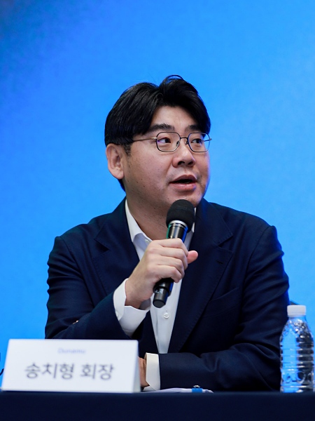 송치형 두나무 회장이 27일 간담회에서 질의응답하고 있다. [사진: 두나무&middot;네이버]